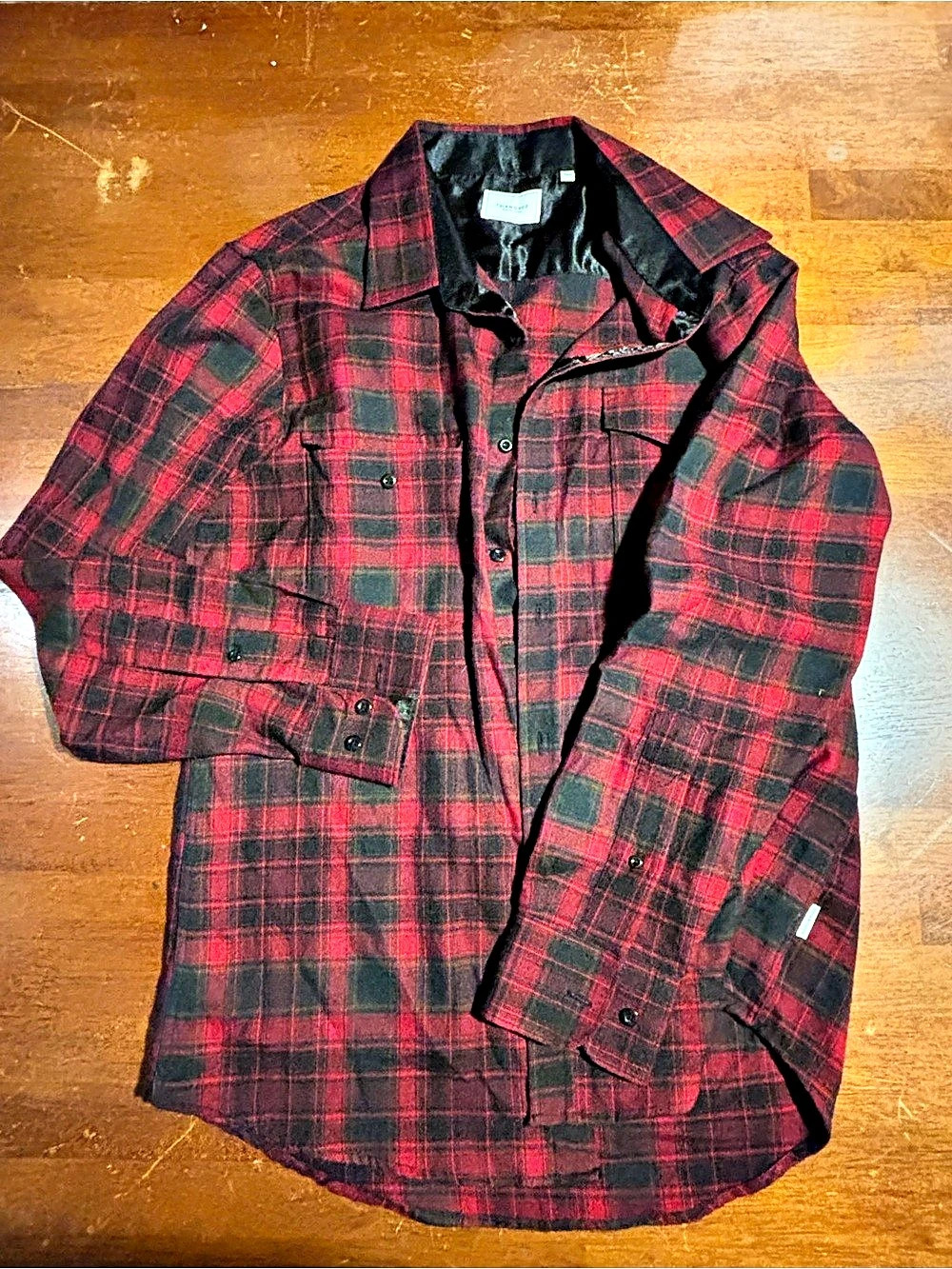 7 Diamonds Plaid Button-Up Shirt in Red & Black Size Medium